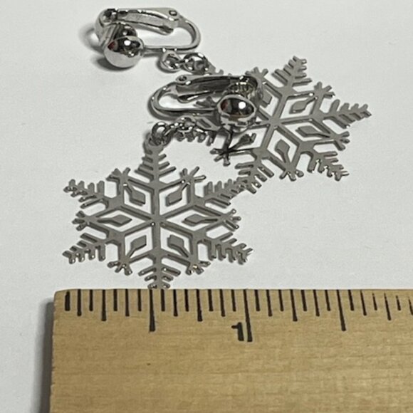 VTG AVON Silver-Tone Snowflake Dangle Clip-On Earrings Winter Christmas - Picture 6 of 10